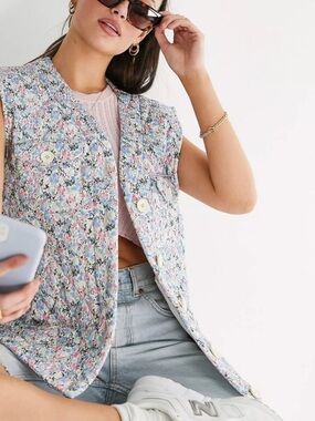 & Other Stories Cream Quilted Floral-Trim Vest with Pastel Print